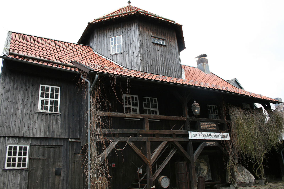 Historisches Schachtgebäude im Oberharzer Bergwerksmuseum#Matthias Becker, CC BY-SA 3.0, https://commons.wikimedia.org/w/index.php?curid=27877117