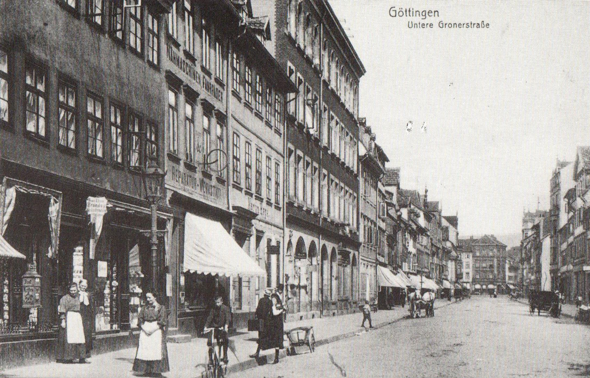 Die Gronerstrasse in Göttingen. Nr. 13, wo Jonas Breitenstein wohnte, befindet sich inmitten der kleineren Häuser links.#Fotosammlung Hernfred Arndt, Göttingen.